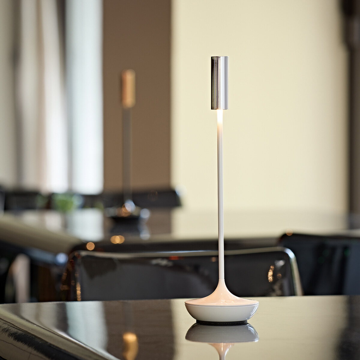 Akku-Tischleuchte Nucandle 310mm keramikweiß/chrom 1,6W 2700K IP54 180lm Ra85